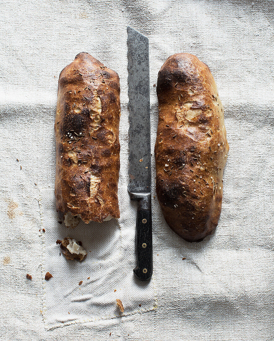 Seelen-Brote mit Brotmesser