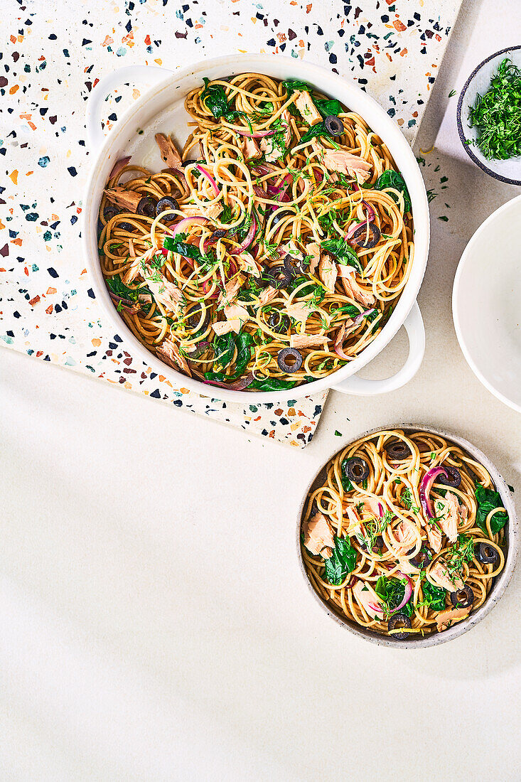 Spaghetti with tuna, spinach and black olives