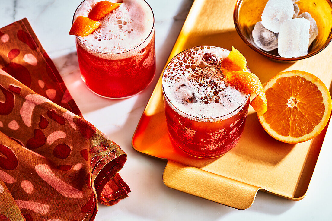 Campari mit Eiswürfeln und Orangenschale