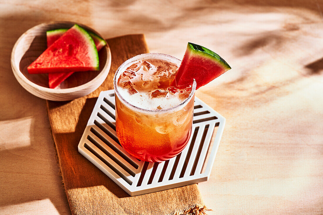 Tropischer Biercocktail mit Eiswürfeln und Wassermelone