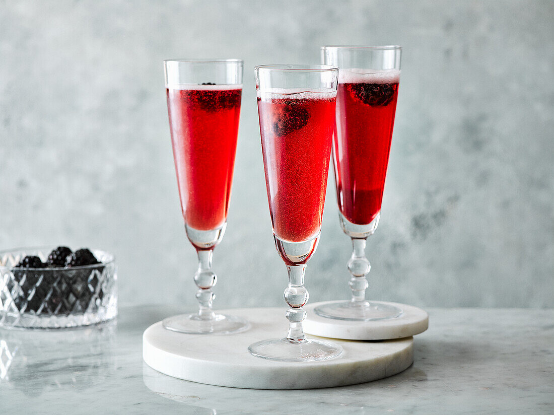 Drei Gläser Kir Royal mit Brombeeren