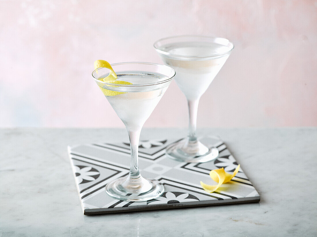 Vesper Martini (Cocktail mit Gin, Wodka und Kina Lillet)