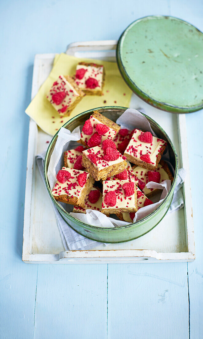 Flapjacks with white chocolate and raspberries