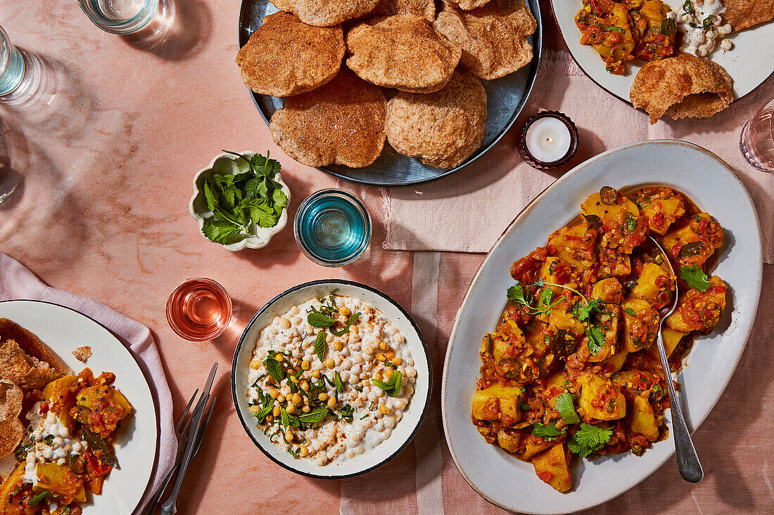 Indisches Menü: Kartoffeln in Tomaten-Masala, Boondi Raita und Fladenbrot mit Karambole-Samen