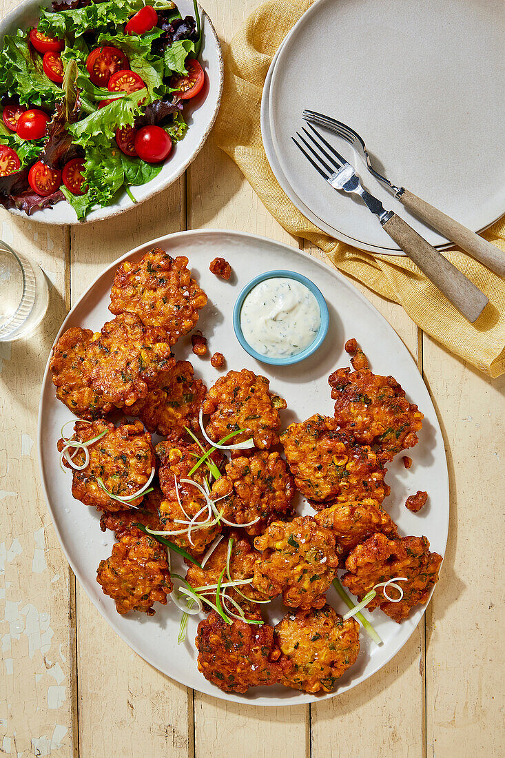 Mais-Fritters mit Dip und Salat