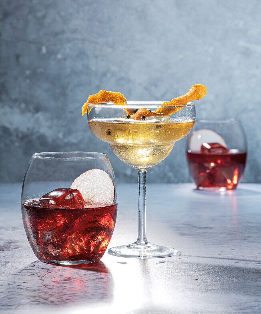 Moscato-Cocktail (mit Wermut und Wein) und Apfel-Orangen-Drink mit Wermut