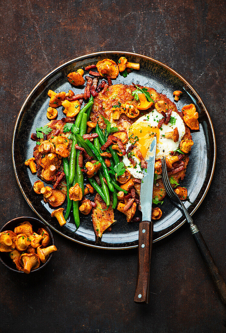 Rösti with chanterelles, green beans, and egg