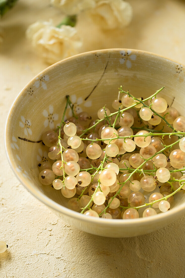 White currants in a bowl