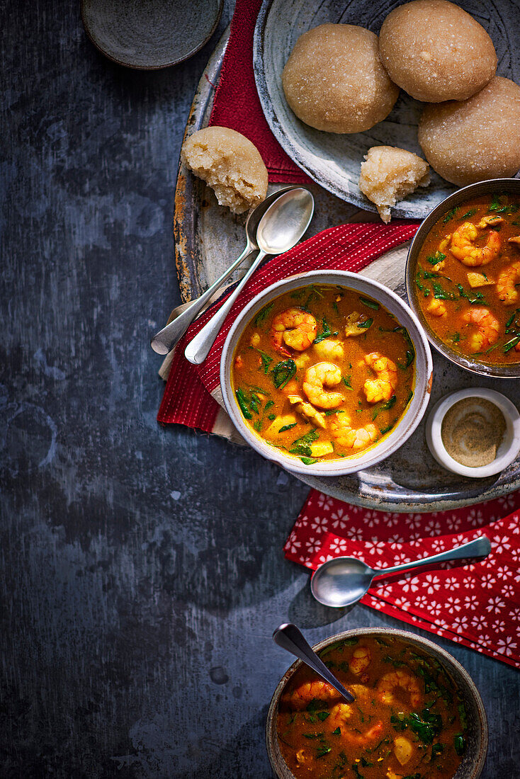 Ogbono-Suppe mit Hähnchen und Garnelen (Nigeria)