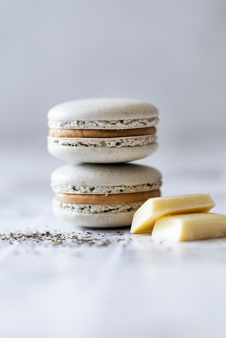 Selbstgemachte Macarons aus Earl Grey Tea und weißer Schokolade