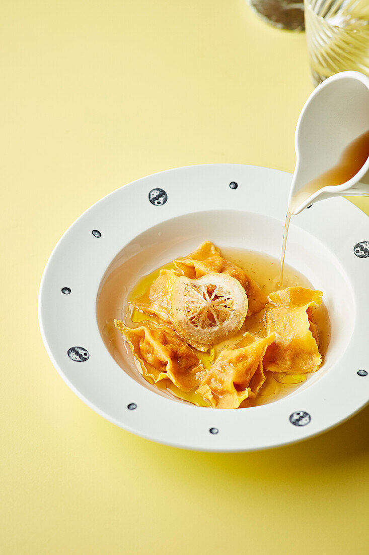 Crispy raviolli in a light broth