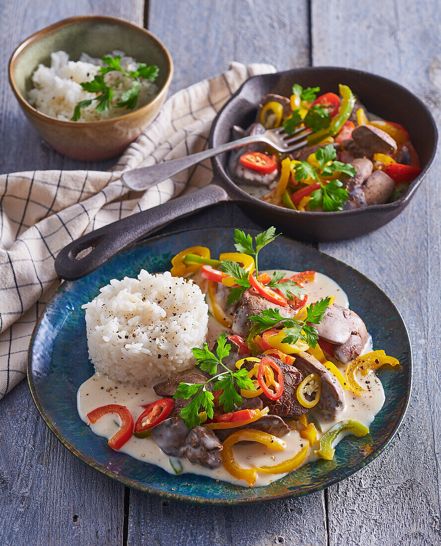 Sauteed pork liver with creamy sauce and peppers