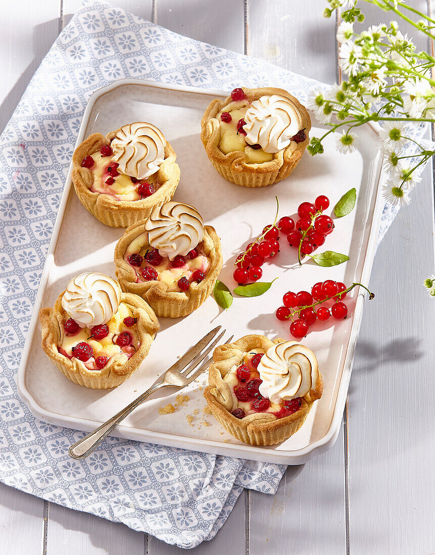 Tartlet with redcurrants and meringue