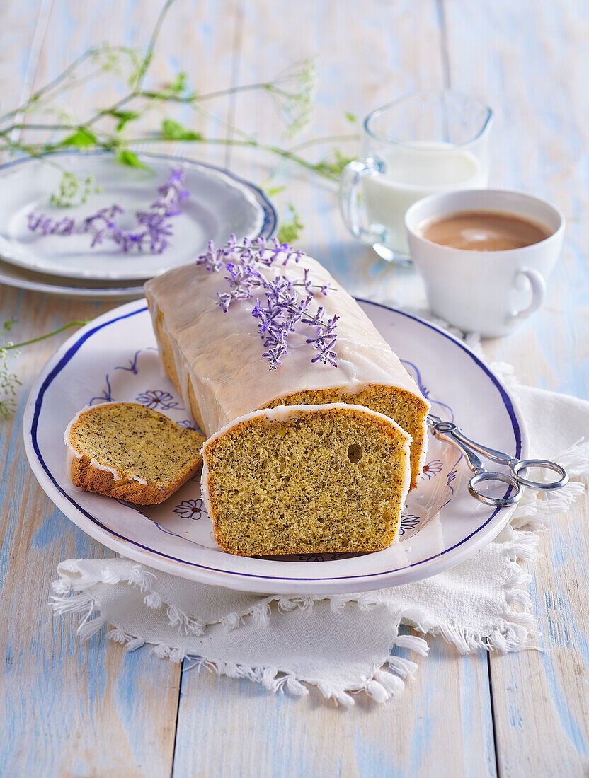 Lavendel-Zitronen-Kuchen mit Zuckerglasur