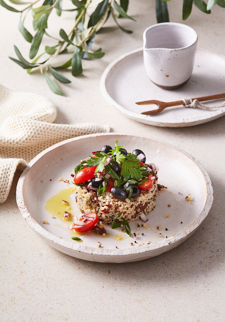 Quinoa-Gemüsesalat mit schwarzen Oliven