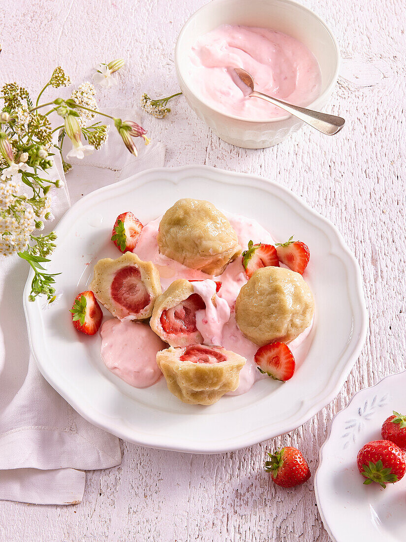 Buchweizen-Erdbeerknödel mit Erdbeersauce