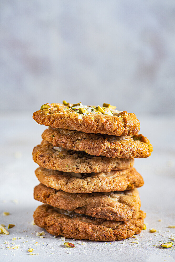 Cookies with white chocolate and pistachios