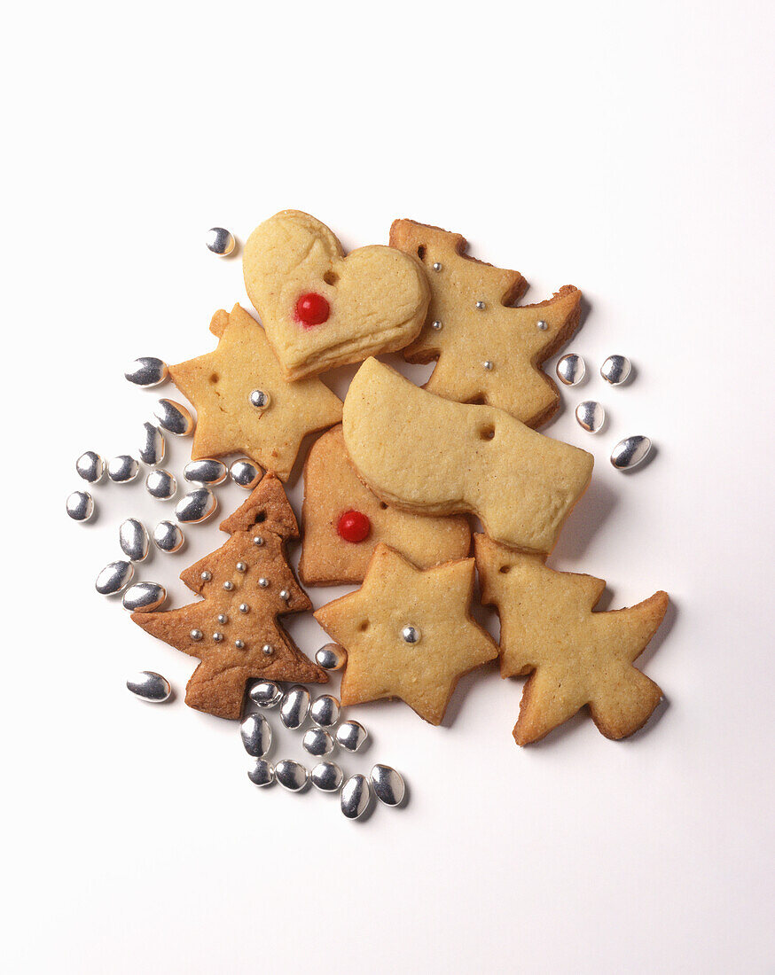 Weihnachtsplätzchen mit silbernen Zuckerperlen