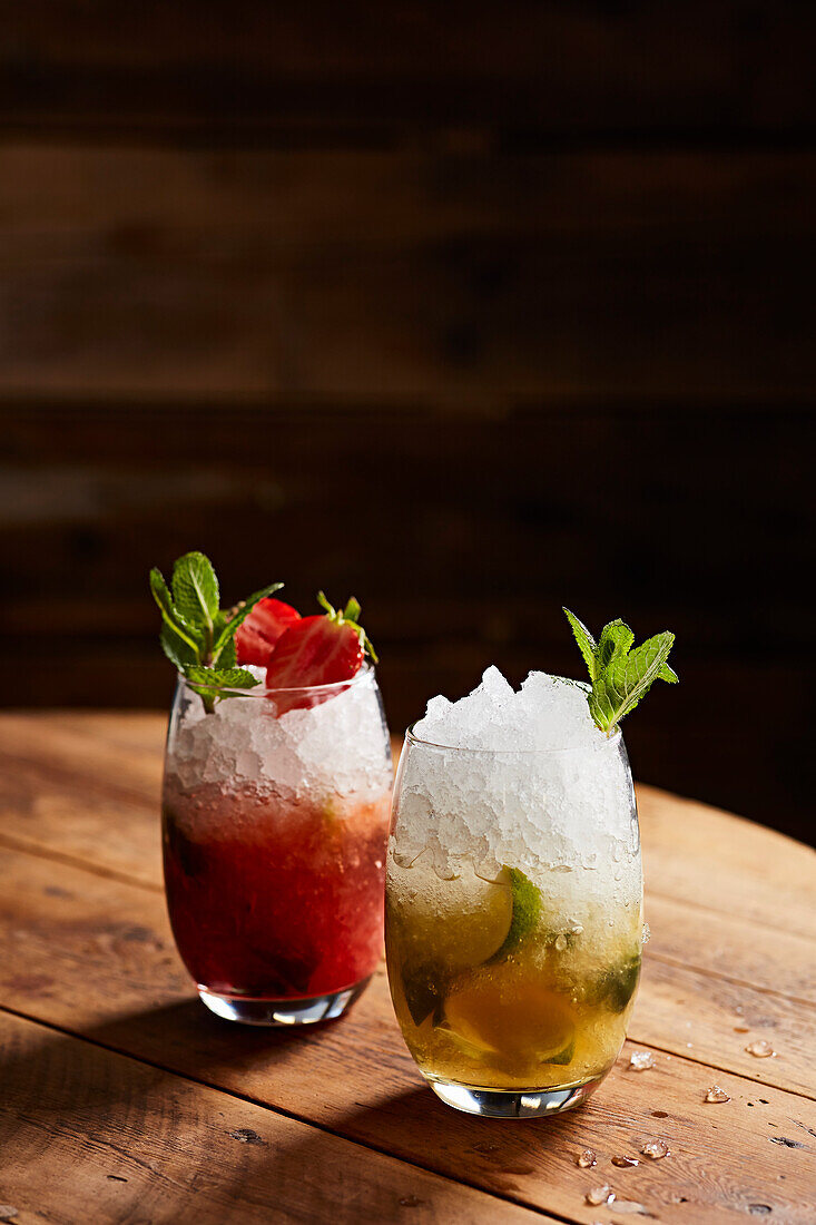 Zwei Sommercocktails mit Crushed Ice
