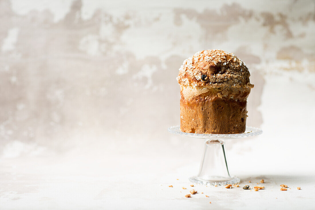 Ein Panettone auf Glasständer