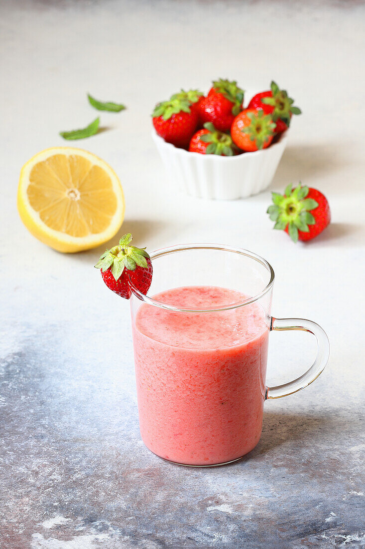 Lassi mit Kefir, Erdbeeren und Zitrone