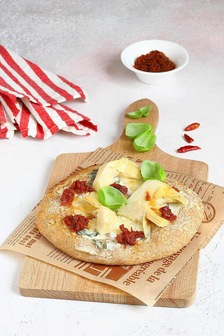 Pizza mit Mozzarella, Ricotta und Artischocken