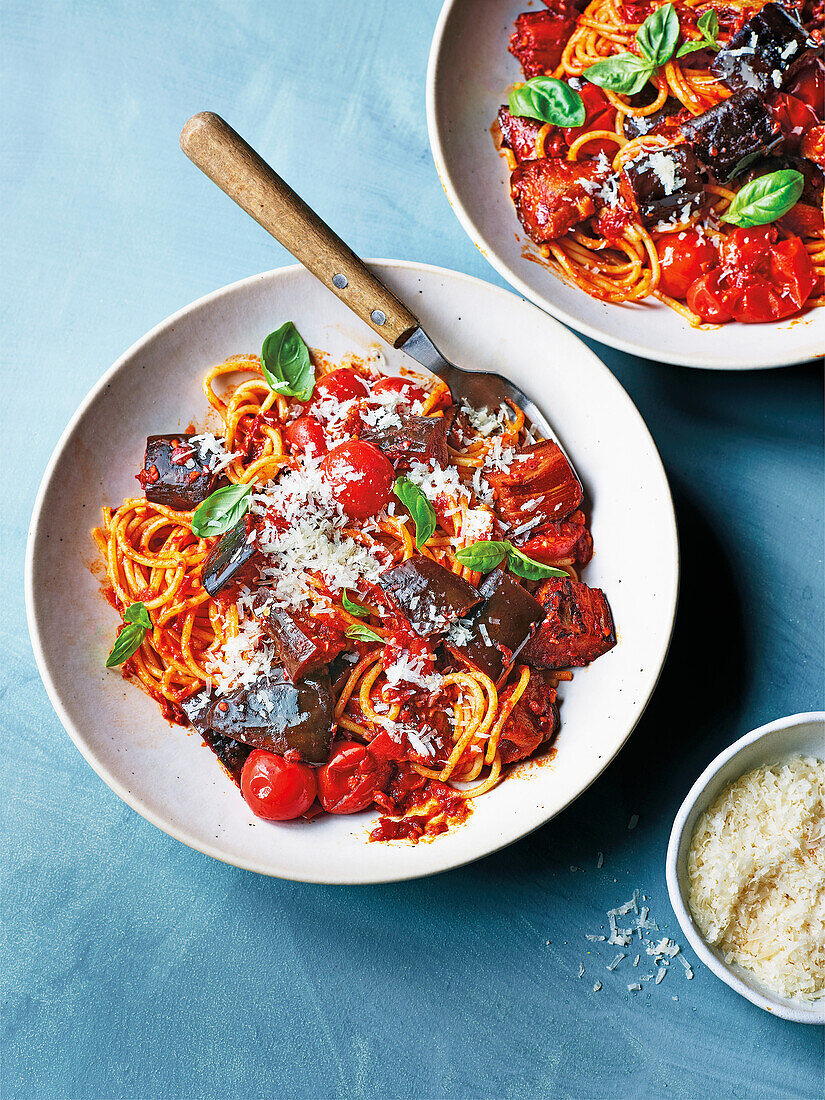 Spaghetti with aubergines and tomatoes