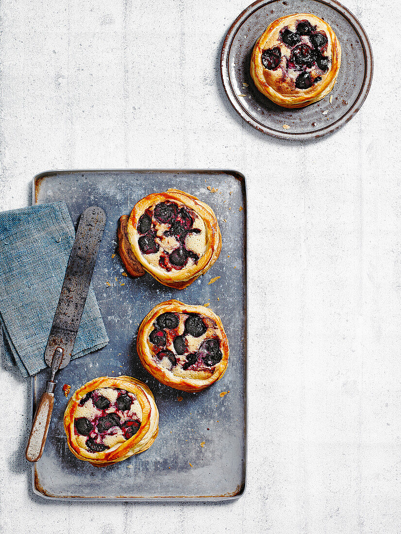 Almond galettes with cherries