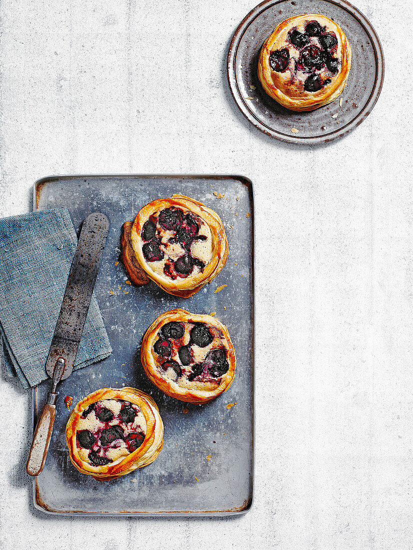 Mandel-Galettes mit Kirschen