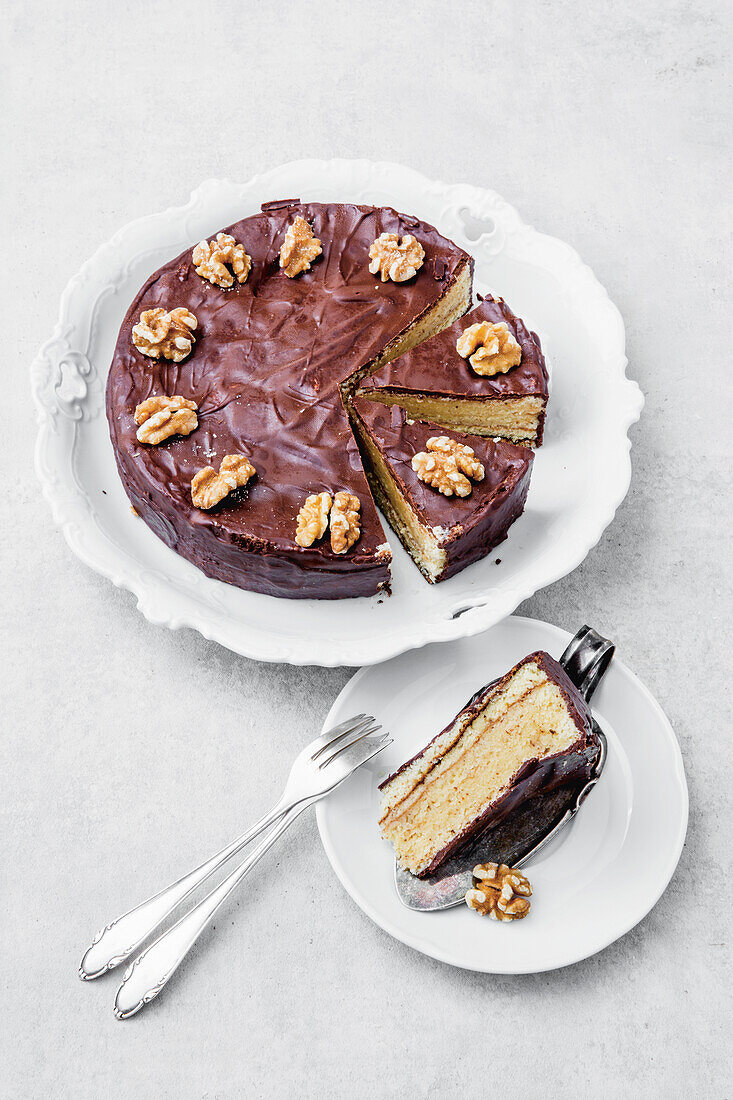 Baumkuchen mit Schokoglasur und Walnüssen