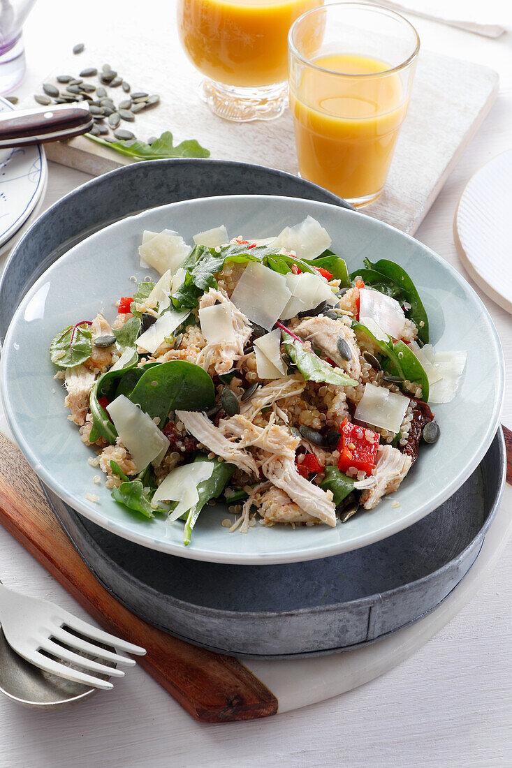 Salad with steamed chicken and quinoa, spinach, paprika and pumpkin seeds