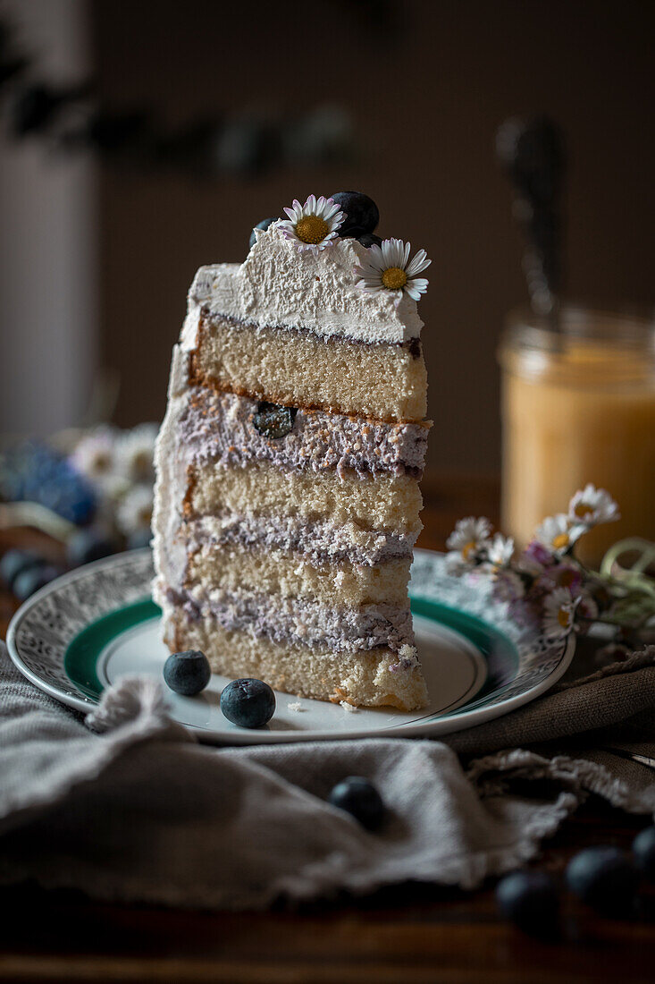 Blaubeer-Zitronen-Torte, ein Stück auf Teller