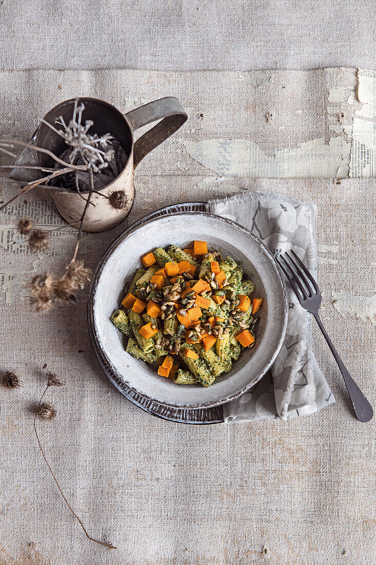 Rigatoni mit pikantem Korianderpesto, Hokkaidokürbis und Sonnenblumenkernen