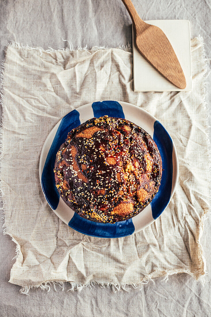 Sesam-Bananen-Kuchen mit Dattelsirup beträufelt