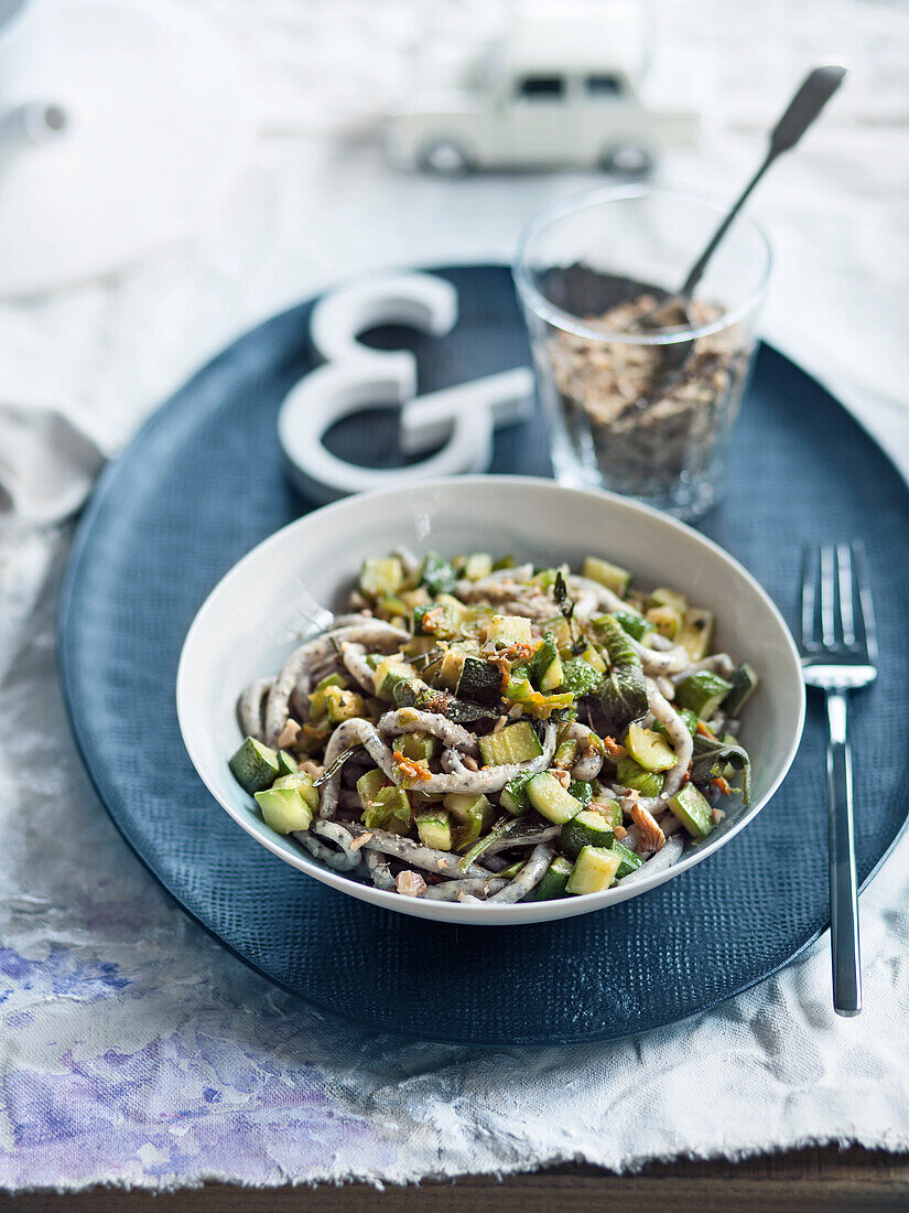 Schwarze Kichererbsen-Pici mit Zucchini und Parmesankäse