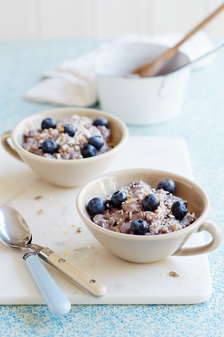 Blaubeer-Porridge mit gerösteten Kokosraspeln