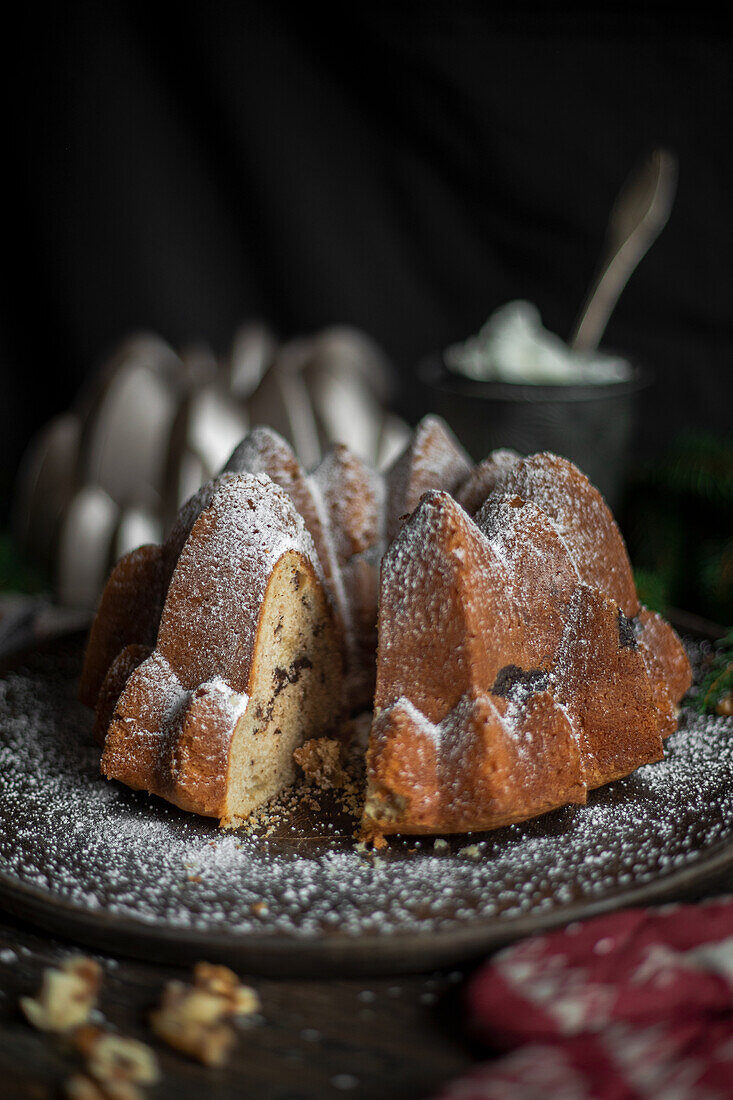 Walnuss-Gugelhupf mit Schokoladen-Espresso-Swirl