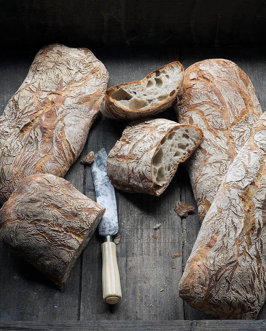 Roggen-Ciabatta auf Holzuntergrund