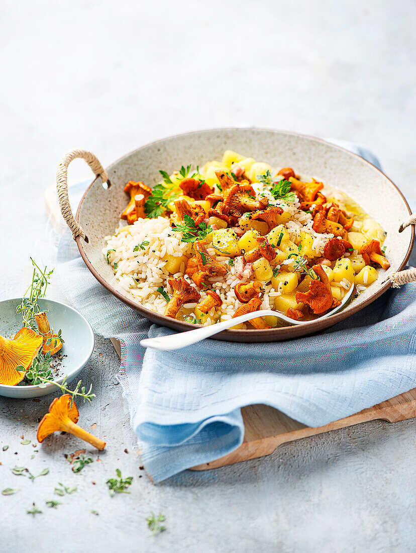 Rice casserole with chanterelles