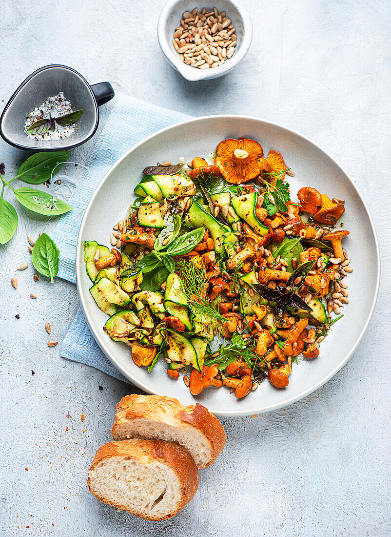 Courgette salad with fried chanterelles