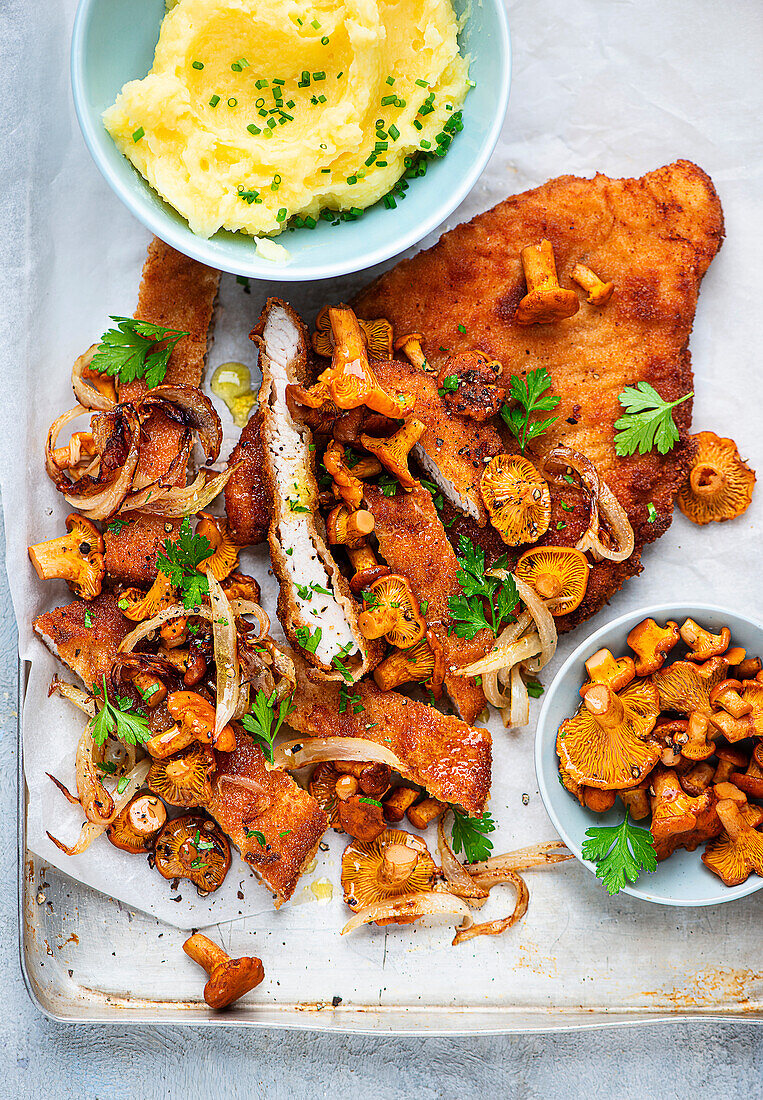 Schnitzel with chanterelle mushrooms and mashed potatoes