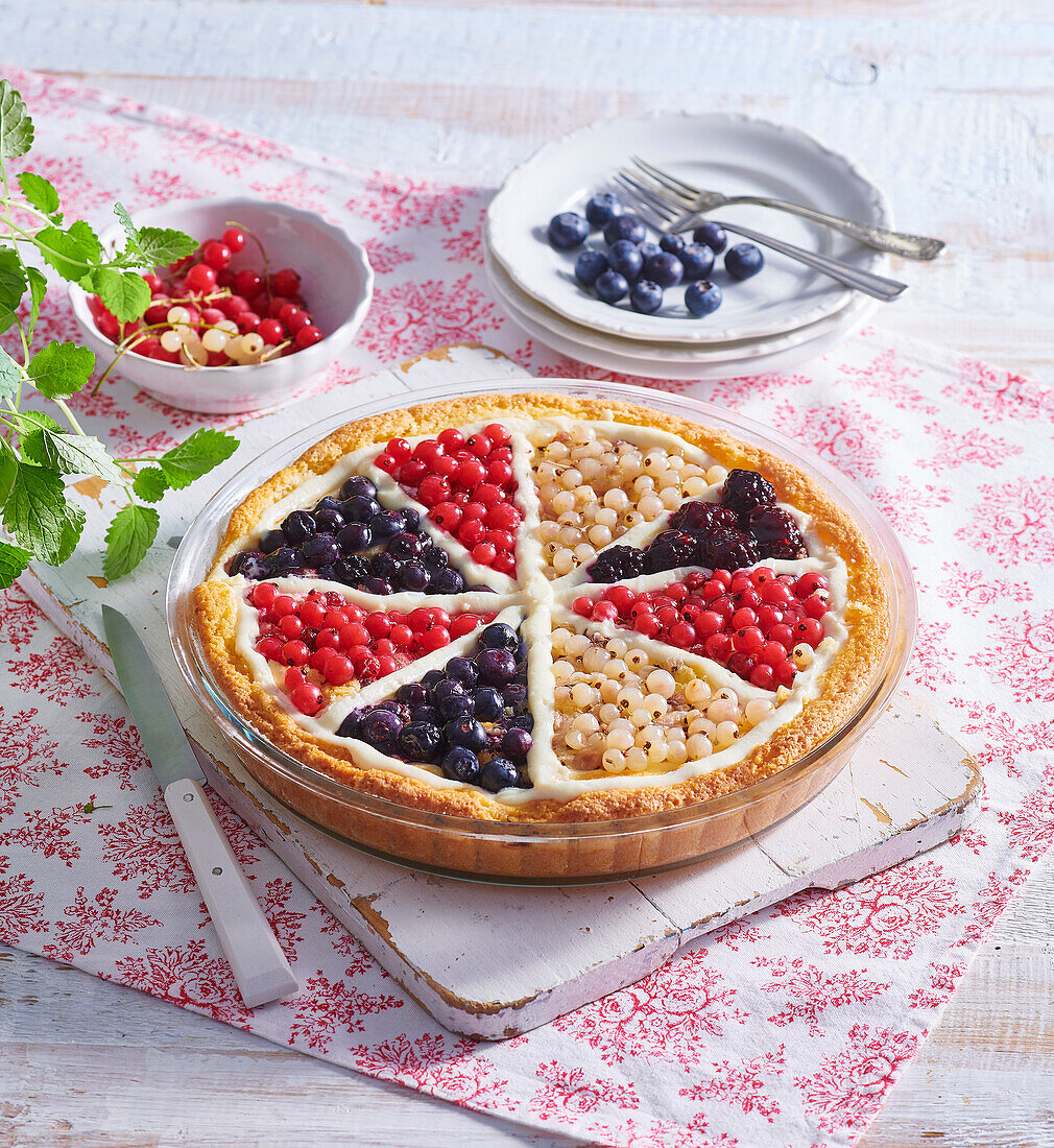 Kuchen mit Quark und frischen Beeren