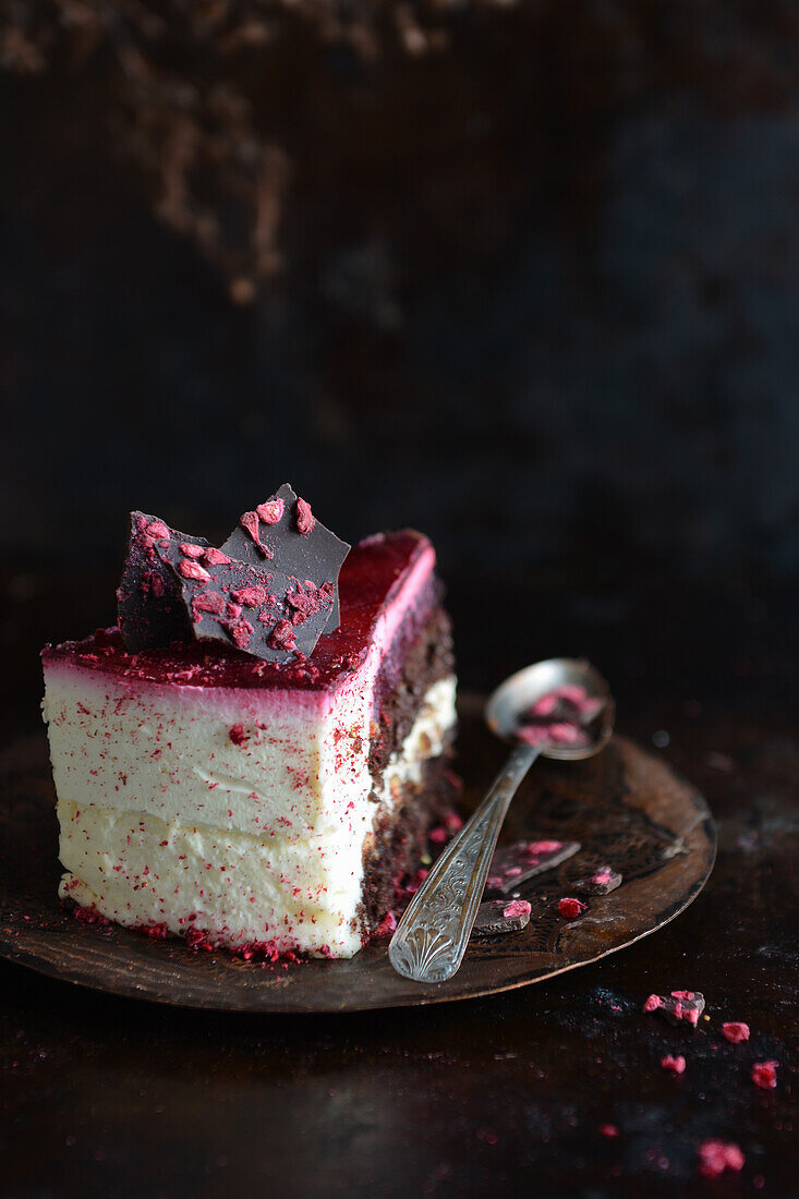 Ein Stück Schokoladen-Himbeer-Sahnetorte