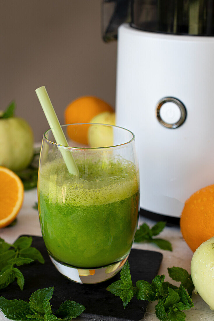 Green apple-orange juice with mint