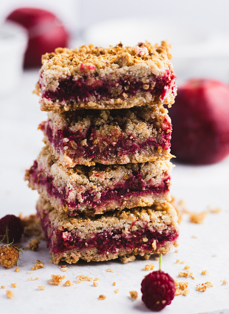 Apple and raspberry cake with crumble