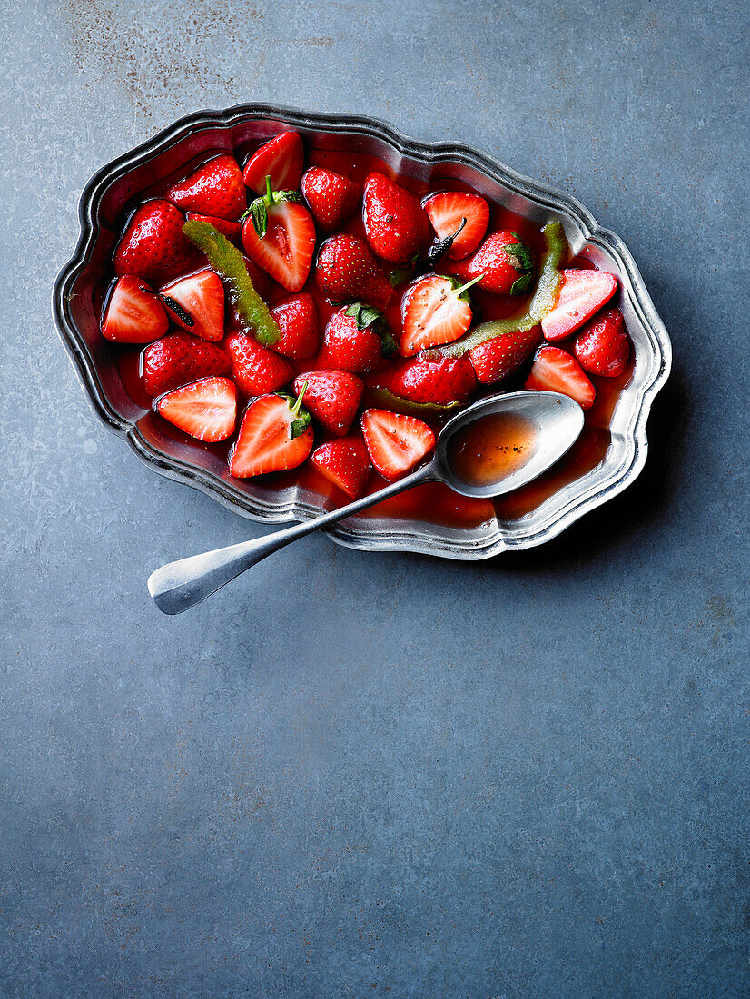 Erdbeeren mit Limette und Langpfeffer-Sirup