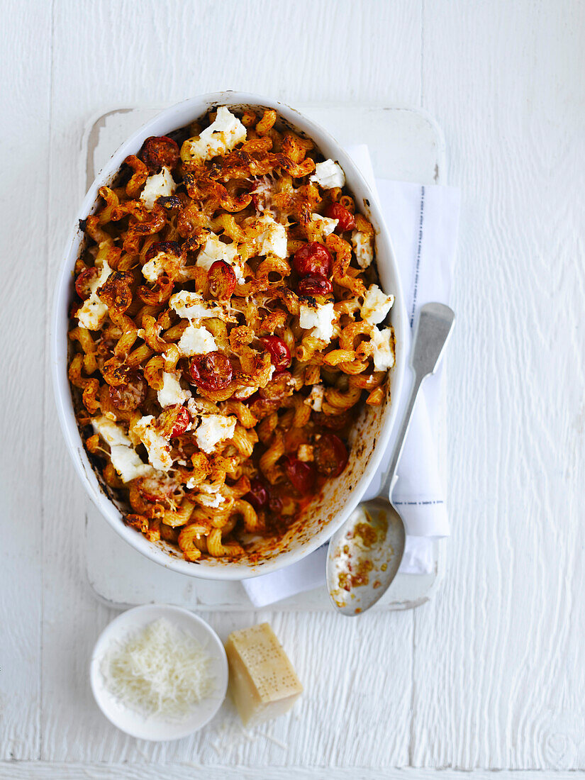 Pasta bake with tomatoes and goat cheese