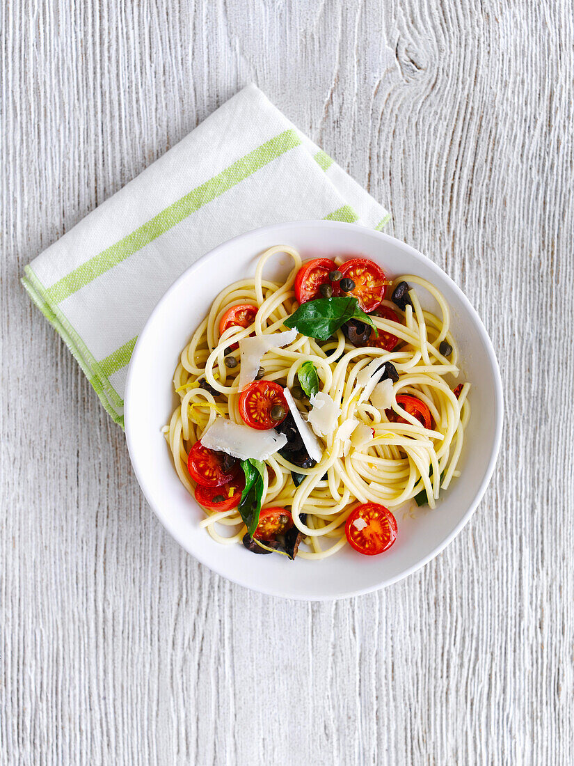 Spaghetti mit Kirschtomaten und Oliven