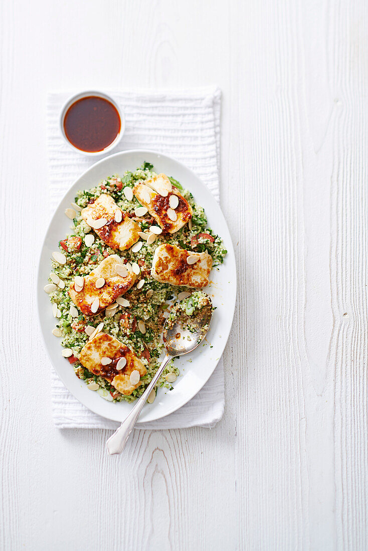 Halloumi mit Brokkoli-Taboulé und Honig-Harissa-Dressing