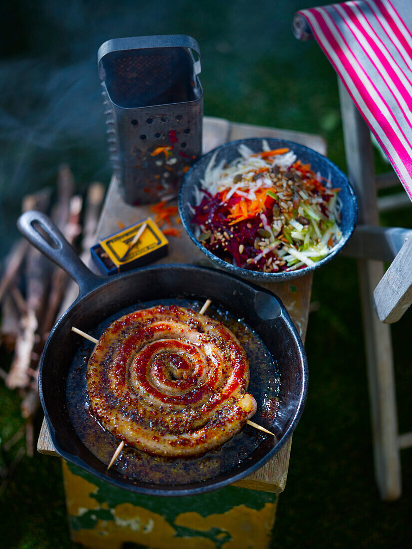 Sticky Apfelwein-Senf-Wurstschnecke mit Rohkostsalat